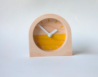 Gelbe Holz Tischuhr: Mid-Century Modern Stilluhr