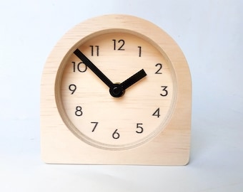 Minimalistische Holz Tischuhr: Mid Century Modern Stilluhr