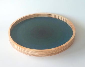 Objectify "Blue Rings" Roterande träbricka med latsittande läppar