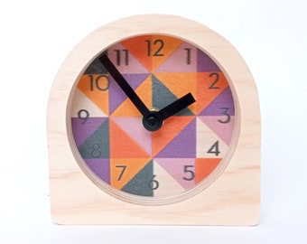 Reloj de escritorio de madera con rejilla naranja y morada: reloj silencioso moderno de mediados de siglo