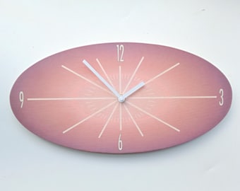 Reloj de pared ovalado de madera rosa descolorido: reloj silencioso moderno de mediados de siglo