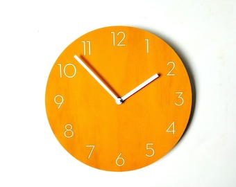 Objektive Orange Wanduhr mit Neutra Ziffern