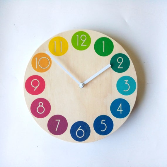 Reloj de pared de madera con puntos arcoíris: reloj silencioso