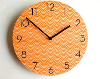 Reloj de pared de madera contrachapada con ondas naranjas: reloj silencioso moderno de mediados de siglo