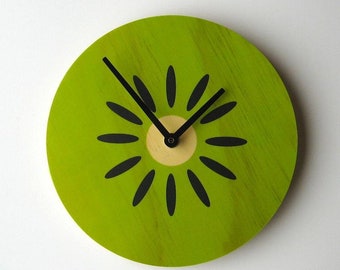 Reloj de pared de madera con forma de kiwi: moderno reloj silencioso verde