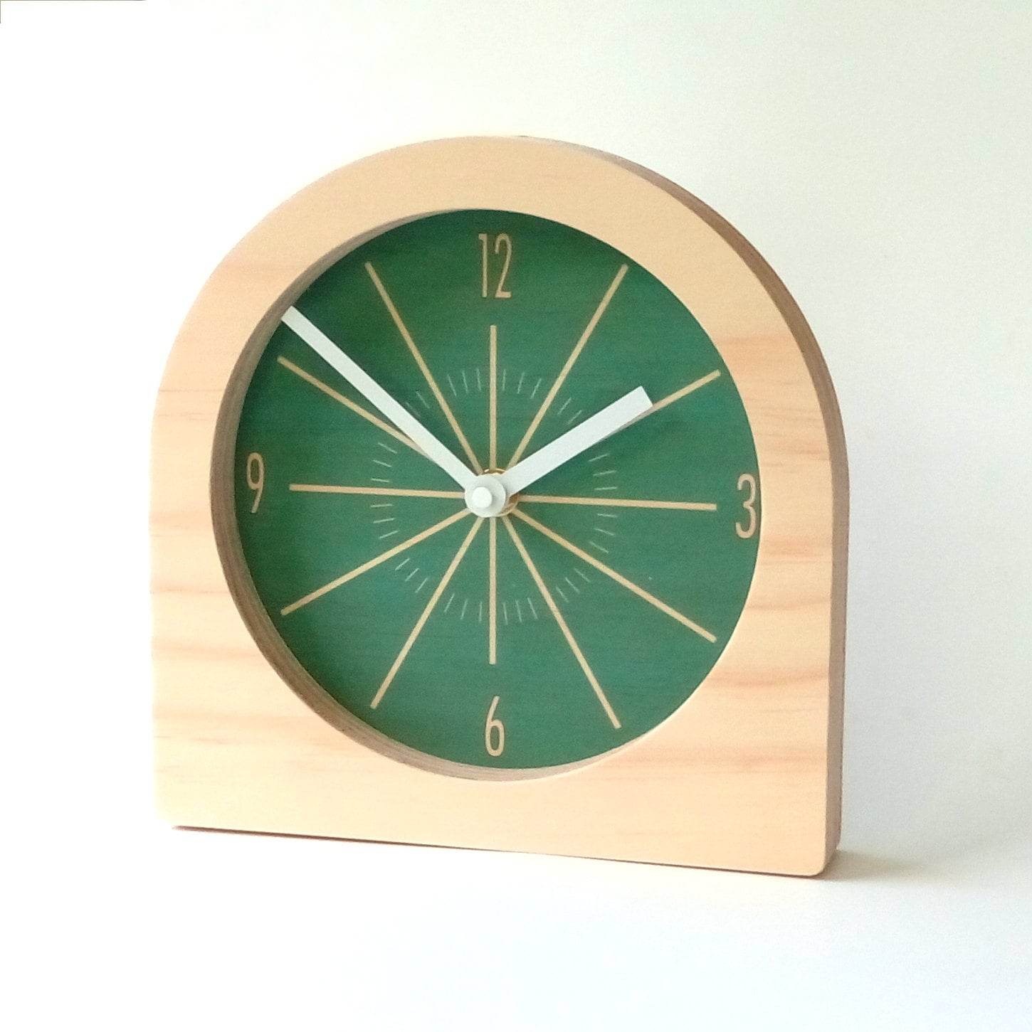 Art Deco Tischuhr aus Holz: Farbenfrohe Moderne Stilluhr