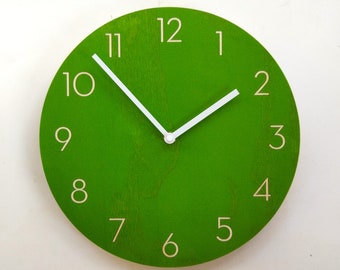 Reloj de pared de madera verde: reloj silencioso moderno de mediados de siglo