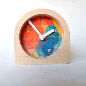 Nazca Holz Schreibtisch Uhr mit Zahlen. Einzigartige farbenfrohe Mid Century Modern Silent analoge Kaminuhr für Küche, Wohnzimmer oder Schlafzimmer