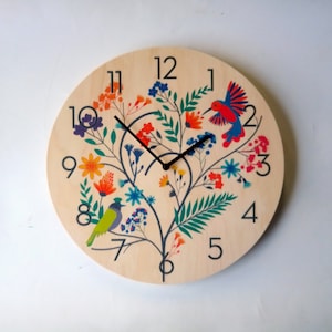 Vogel Baum Wanduhr aus Holz mit Zahlen. Einzigartige bunte hübsche niedliche moderne stille analoge Uhr für die Küche, das Wohnzimmer oder das Schlafzimmer.