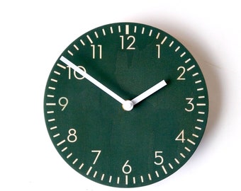 Horloge murale Objectify bleu sarcelle foncé avec marqueurs des minutes et chiffres neutres