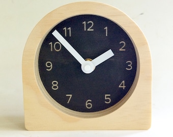 Schwarze Tisch Uhr aus Holz: Stille Mid-Century Modern Style