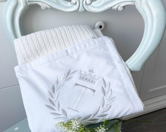 Weiße Babydecke mit Namenstickerei
