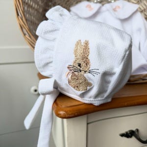 Bonnet pour bébé en velours avec lapin brodé