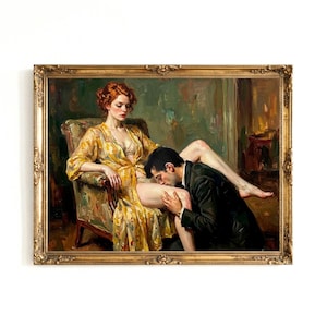 Könnte beinhalten: Gerahmtes Ölgemälde zeigt eine Frau in einem gelben Bademantel, die in einem Stuhl sitzt, mit einem Mann im Anzug, der vor ihr kniet. Das Kunstwerk hat einen goldenen, verzierten Rahmen und ein romantisches Thema.