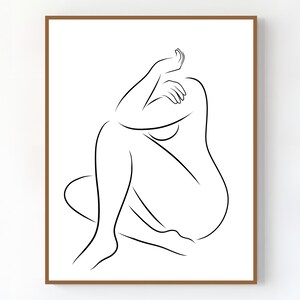 Könnte beinhalten: Ein minimalistischer Kunstdruck einer sitzenden Figur, in Schwarz auf weißem Hintergrund. Das Kunstwerk verwendet eine durchgehende Linie, um die Form zu umreißen, wobei der Arm der Figur erhoben ist und der Kopf auf dem Arm ruht. Der Druck ist in einem braunen Holzrahmen gerahmt.