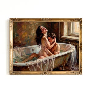 Peut inclure: Peinture à l'huile dans un cadre doré orné représentant un couple s'embrassant dans une baignoire vintage. La femme rit et l'homme l'embrasse dans le cou. Un tissu doux et transparent drape le bord de la baignoire, ajoutant une touche romantique.