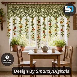 Puede incluir: Una cenefa de ganchillo en color verde oliva con un borde superior de encaje decorativo y tiras verticales colgantes adornadas con pequeñas flores y hojas de ganchillo multicolores. La cortina cuelga de una barra de madera.