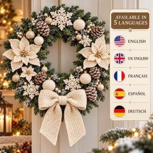 Pode incluir: Uma guirlanda de Natal circular com folhagem verde-escura adornada com poinsétias, flocos de neve e esferas de crochê na cor creme. Pinhas marrons e um grande laço de crochê creme estão fixados. O texto AVAILABLE IN 5 LANGUAGES está visível.