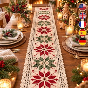 Puede incluir: Un camino de mesa de ganchillo largo y rectangular con un patrón repetitivo de motivos en forma de estrella rojos y verdes sobre un fondo color crema. El camino tiene un borde de encaje delicado y calado, centrado en una mesa de madera.