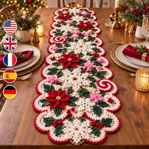 Peut inclure: Un long chemin de table en crochet rectangulaire présentant un motif festif avec des flocons de neige crème, des fleurs de poinsettia rouge vif, des feuilles vert foncé, de petites fleurs roses et des baies rouges, bordé d'un liseré festonné rouge.