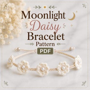 Könnte beinhalten: Ein gehäkeltes Armband mit fünf cremefarbenen Blumenmotiven und zentralen weißen Perlen, verbunden durch eine dünne Kordel mit Schiebeperlen. Der Text Moonlight Daisy Bracelet Pattern PDF steht in dunkelbrauner Schrift darüber.