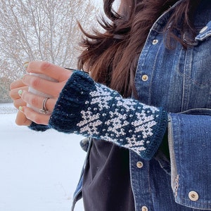 Crochet Pattern ~ Women's Falling Snowflakes Mitts ~ Crochet Pattern ~ Fingerless Mitts Crochet Pattern ~ Winter Gloves~ Winter Mitts