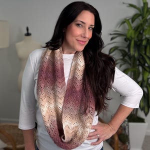 Padrão de crochê + vídeo | Cachecol infinito Moxie | Padrão de crochê para cachecol chevron | Cachecol infinito feminino | Presente de crochê para o inverno e outono
