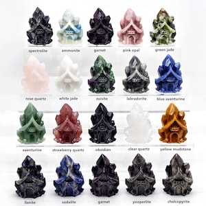 以下が含まれることがあります： 黒色のスペクトロライト、ピンクオパール、緑色のヒスイなど、さまざまな色の彫刻された宝石の置物のコレクション。 各置物は小さな建物の形をしています。 各置物の下には宝石の名前がラベル付けされています。