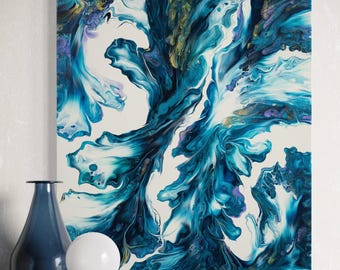 Könnte beinhalten: Abstrakter Kunstdruck mit einem fließenden Design in Blau-, Weiß- und Goldtönen. Eine marineblaue Vase und eine weiße Marmorlampe mit runder Glühbirne stehen auf einer Holzoberfläche und ergänzen die Farben des Kunstwerks.