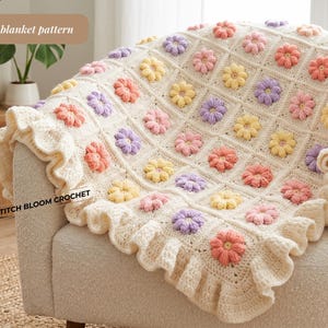 Può includere: Un modello di coperta all'uncinetto in PDF intitolato STITCH BLOOM CROCHET. La coperta presenta una base color crema con una griglia di motivi floreali tridimensionali in rilievo in tonalità pastello rosa, giallo e viola, con un bordo a volant.