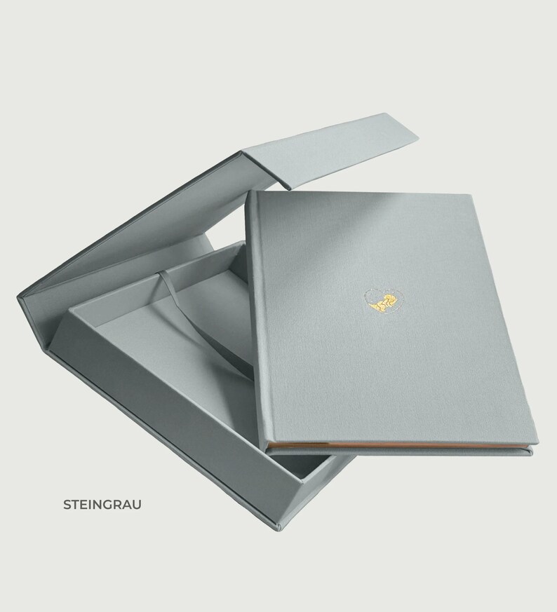 Personalisierte Babyalbum-Seite aus dem Erinnerungsalbum „Piccolo“ mit transparentem, seidigem Vellumblatt. Gezeigt wird die individuelle Heißfolienprägung mit Sternzeichen-Symbol, Vor- und Nachname des Babys sowie dem Geburtsdatum. Die zarte Goldprägung liegt über der ersten Seite des Babybuchs und macht das Album zu einem persönlichen Geschenk zur Geburt, Taufe oder Babyparty. Ideal als hochwertiges Erinnerungsbuch für Neugeborene und Eltern