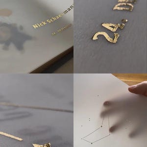 Stapelsicht hochwertiger Babyalben erstes Jahr mit edlem Leineneinband und luxuriösem Goldschnitt. Premium Baby-Erinnerungsbücher in neutralen Farben wie Beige, Grau und Braun, ideal als personalisierbares Babyalbum zur Geburt, Taufe oder Babyparty. Zeigt die goldveredelten Kanten, feste Fadenheftung und langlebige Qualität – perfektes Geschenk für neue Eltern und ein stilvolles Erinnerungsbuch für die wichtigsten Baby-Momente