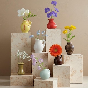 Ímã de geladeira em formato de mini vaso de flores de cerâmica | Ímã de geladeira com aparência de pintado à mão | Decoração de geladeira em formato de pequeno vaso de flores