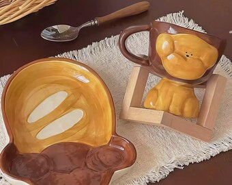 Vajilla de cerámica pintada a mano con diseño de cachorro: Taza y plato ideales para amantes de los perros o para regalar en una inauguración de casa.
