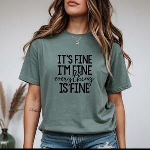 Det är bra, jag mår bra, allt är bra, komfortfärger, t-shirt, meme-tröja, gåva till henne, rolig citat-tröja, söt dam-t-shirt