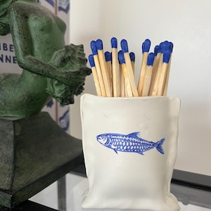 青い魚の形をしたマッチ棒ホルダー（擦り口付き）と青いマッチ