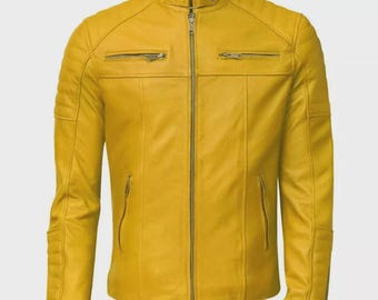 Könnte beinhalten: Eine leuchtend gelbe Lederjacke mit Stehkragen und durchgehendem Reißverschluss. Die Jacke hat zwei Brusttaschen mit Reißverschluss, zwei Seitentaschen und Steppdetails an Schultern und Ärmeln. Die Jacke ist einfarbig und hat einen klassischen Biker-Stil.