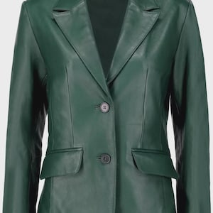 Op de afbeelding: Een donkergroene leren blazer met een revers, twee voorzakken en een sluiting met twee knopen. De blazer heeft een getailleerde pasvorm en is gemaakt van glad leer. Een jas in klassieke stijl.