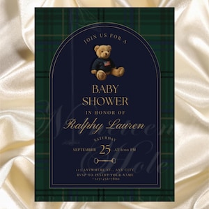 Può includere: Invito per baby shower con un arco blu navy con un orsacchiotto che indossa un maglione. L'invito ha un testo dorato che recita "Baby Shower in onore di Ralphy Lauren" e i dettagli dell'evento, su uno sfondo a quadri verde e blu navy.