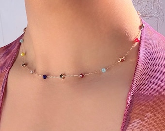 Delicado collar de cuentas de piedras preciosas