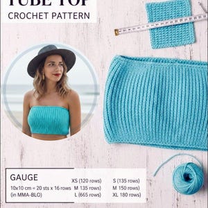 Könnte beinhalten: Ein Häkelmuster für ein Summer Breeze Tube Top. Das Bild zeigt eine Frau, die ein türkisfarbenes Tube Top trägt, zusammen mit einem Maschenmuster, einem Maßband und einem fertigen Tube Top. Die Maschenprobe ist 10x10 cm = 20 M x 16 Reihen.
