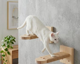 Conjunto de parede para gatos com degraus de madeira e poste arranhador de sisal.