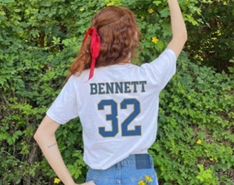 Camiseta de Wes Bennett número 32, Camiseta "Mejor que las películas" en la espalda, Camiseta gráfica Booktok FAN, Regalo para lectores de novelas románticas, Camiseta de punto de Wes Bennett, Camiseta para amantes de los libros
