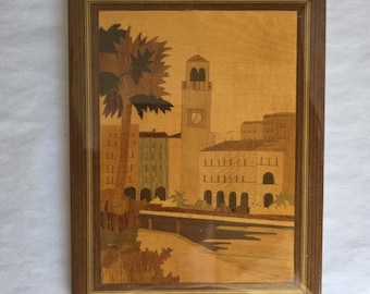 Cuadro decorativo de pared italiano vintage con incrustaciones de madera y escena de iglesia de pueblo, hecho a mano.