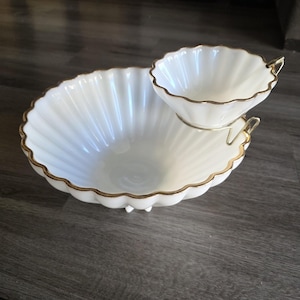 Puede incluir: Un letrero de madera hecho a mano con la palabra "Bienvenido" en una fuente juguetona. El letrero pintado de blanco tiene un acabado envejecido y un pequeño detalle de corazón. Perfecto para una puerta de entrada o recibidor.