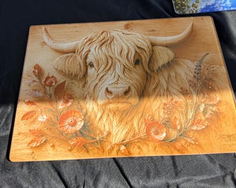 Tabla de cortar de vidrio sublimado, diseño de vaca de las Tierras Altas con aspecto de madera, decoración rústica de cocina.