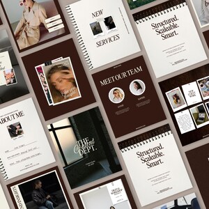 K&ouml;nnte beinhalten: Eine Ansammlung von Marketingmaterialien, darunter Notizb&uuml;cher, Karten und Fotos, ist auf einer braunen Oberfl&auml;che angeordnet. Die Notizb&uuml;cher haben eine Spiralbindung und Texte wie "About Me" und "Structured. Scaleable. Smart." Karten zeigen S&auml;tze wie "You are invited".
