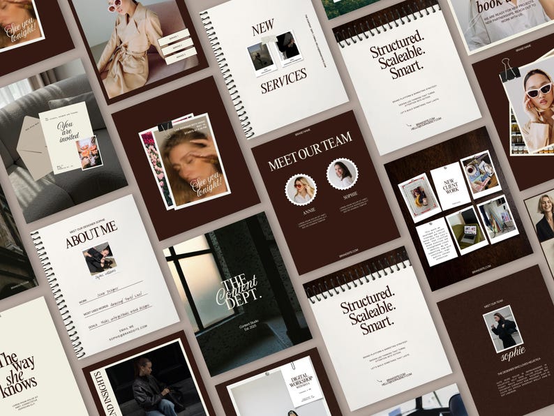 K&ouml;nnte beinhalten: Eine Ansammlung von Marketingmaterialien, darunter Notizb&uuml;cher, Karten und Fotos, ist auf einer braunen Oberfl&auml;che angeordnet. Die Notizb&uuml;cher haben eine Spiralbindung und Texte wie "About Me" und "Structured. Scaleable. Smart." Karten zeigen S&auml;tze wie "You are invited".