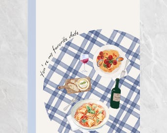 Pode incluir: Cartão com uma ilustração em aquarela de uma cena de jantar romântico. O cartão apresenta uma toalha de mesa xadrez azul e branca, dois pratos de massa, uma taça de vinho e uma garrafa de vinho. O texto "You're my favorite date" está escrito no cartão.