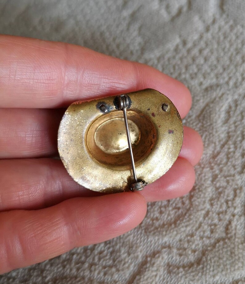 Interesting Vintage Brass Hat /& Feather Brooch